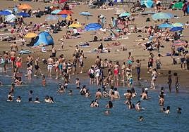 Bañistas en la playa de Ereaga.