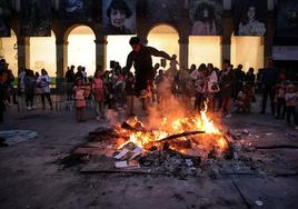 Jóvenes saltando una hoguera de San Juan en la plaza de San Nikolas de Algorta (Getxo) el año pasado.