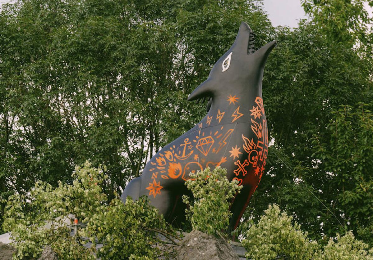 El lobo, icono del festival, será recreado con materiales de desecho por el artista portugués Bordalo II.