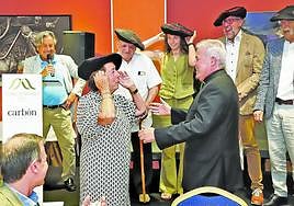 Mario Iceta puso la txapela a Marilí Martínez, viudad de Benito pobes ante la mirada del resto de galardonados.