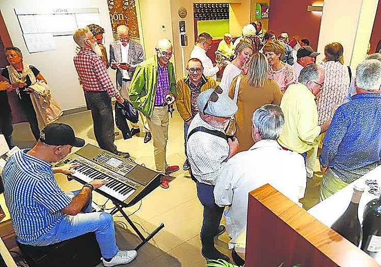 Se recibió a los que acudieron a la cita, con música.