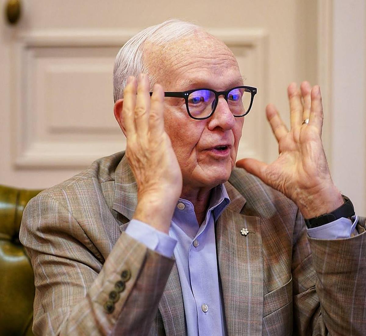 Paul Corkum gesticula en un momento de la entrevista.