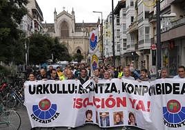 Cabeza de la nueva protesta de los ertzainas por el centro de Vitoria.