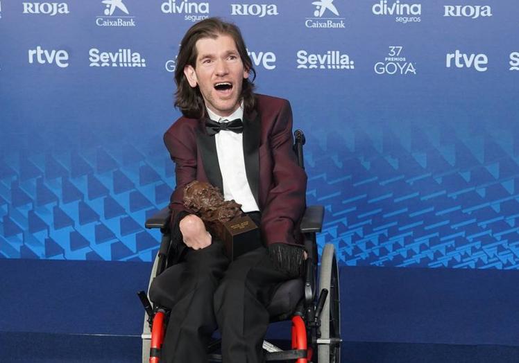 Telmo Irureta con el Goya al mejor actor novel el pasado mes de febrero.