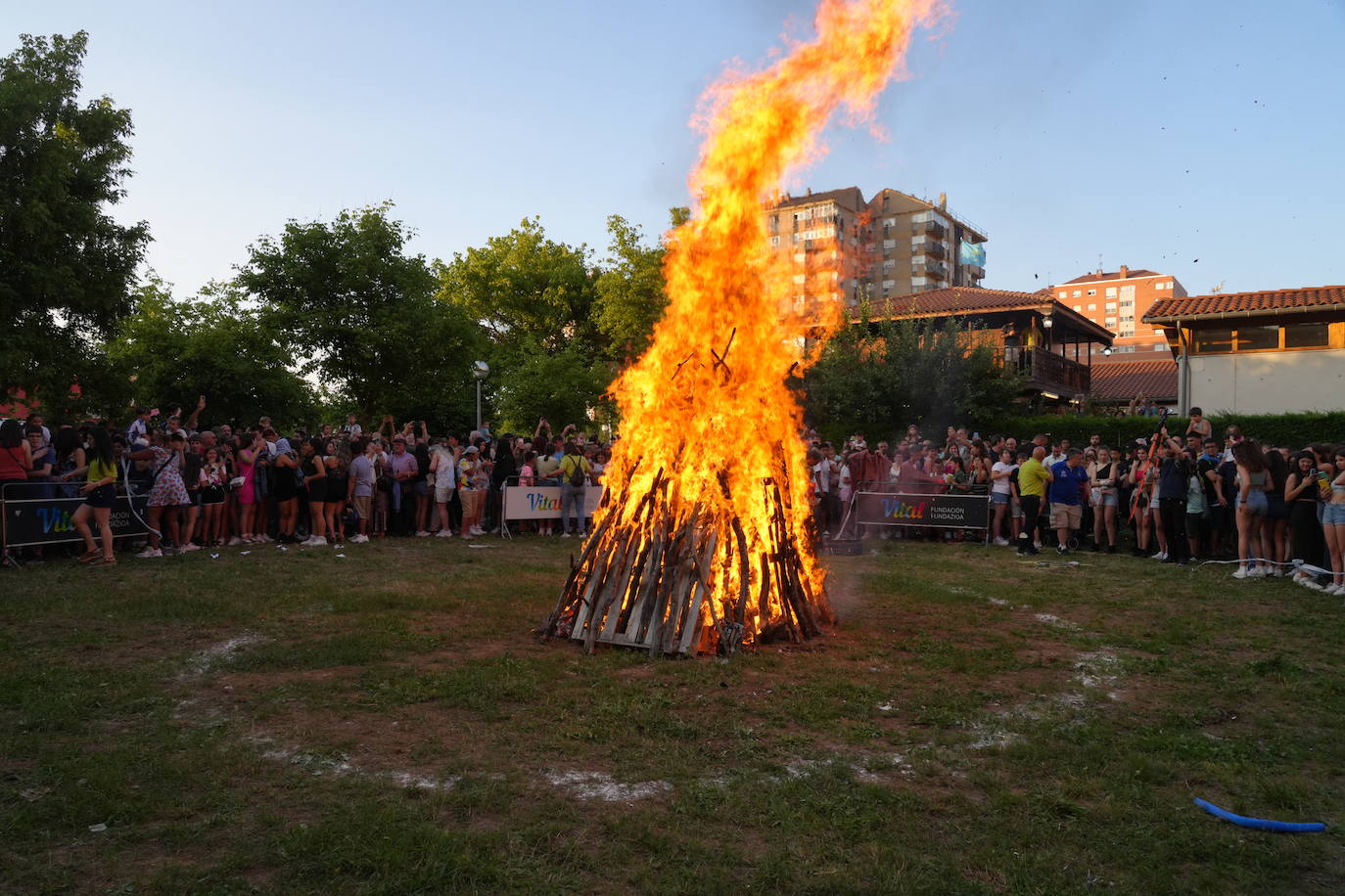 Vitoria celebra con hogueras la noche de San Juan