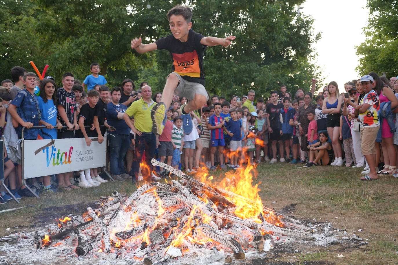 Vitoria celebra con hogueras la noche de San Juan