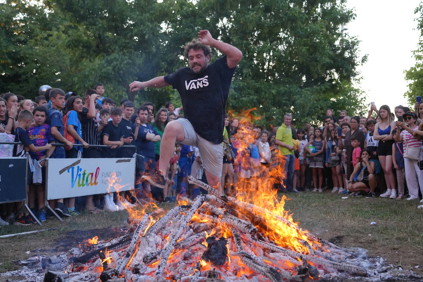 Vitoria celebra con hogueras la noche de San Juan