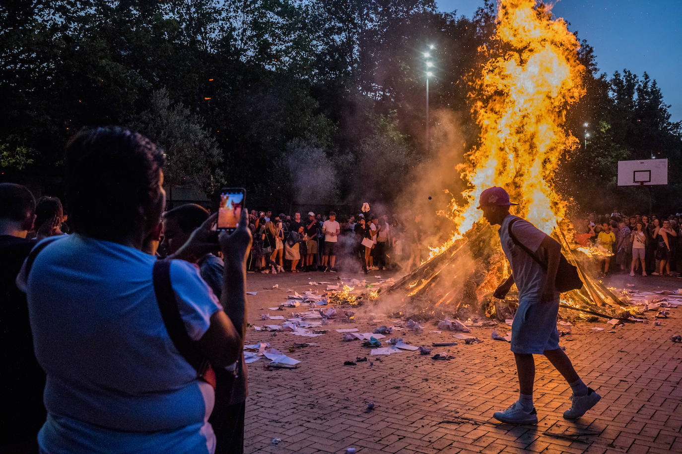 Vitoria celebra con hogueras la noche de San Juan