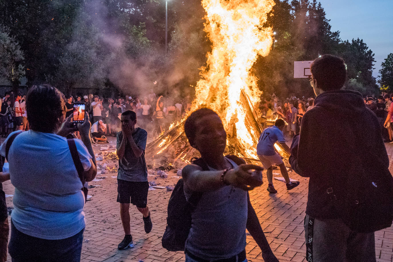 Vitoria celebra con hogueras la noche de San Juan