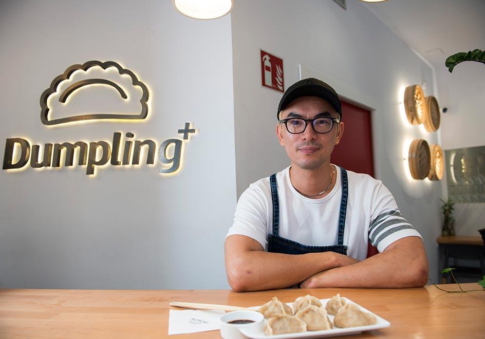 Cheng Feng, en su restaurante de la calle Somera, en Bilbao.