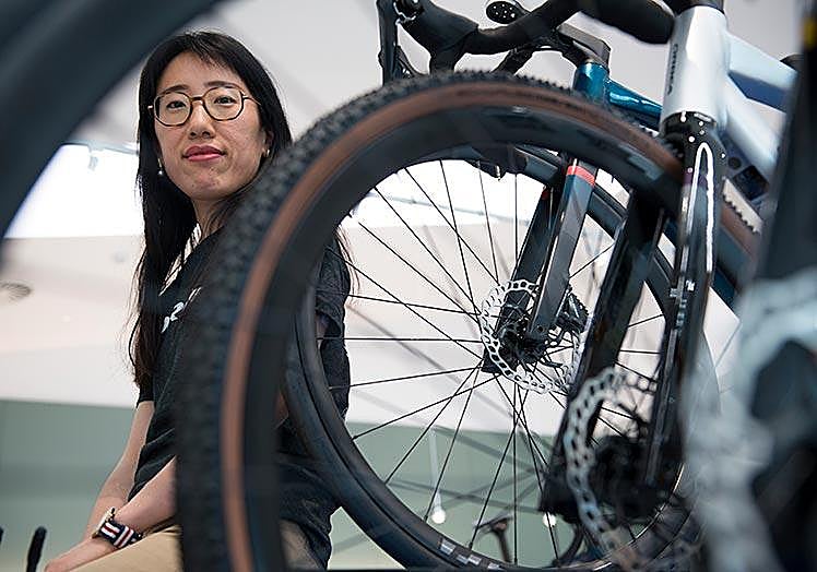 Ding Chen entre bicicletas de Orbea en la fábrica de Mallabia