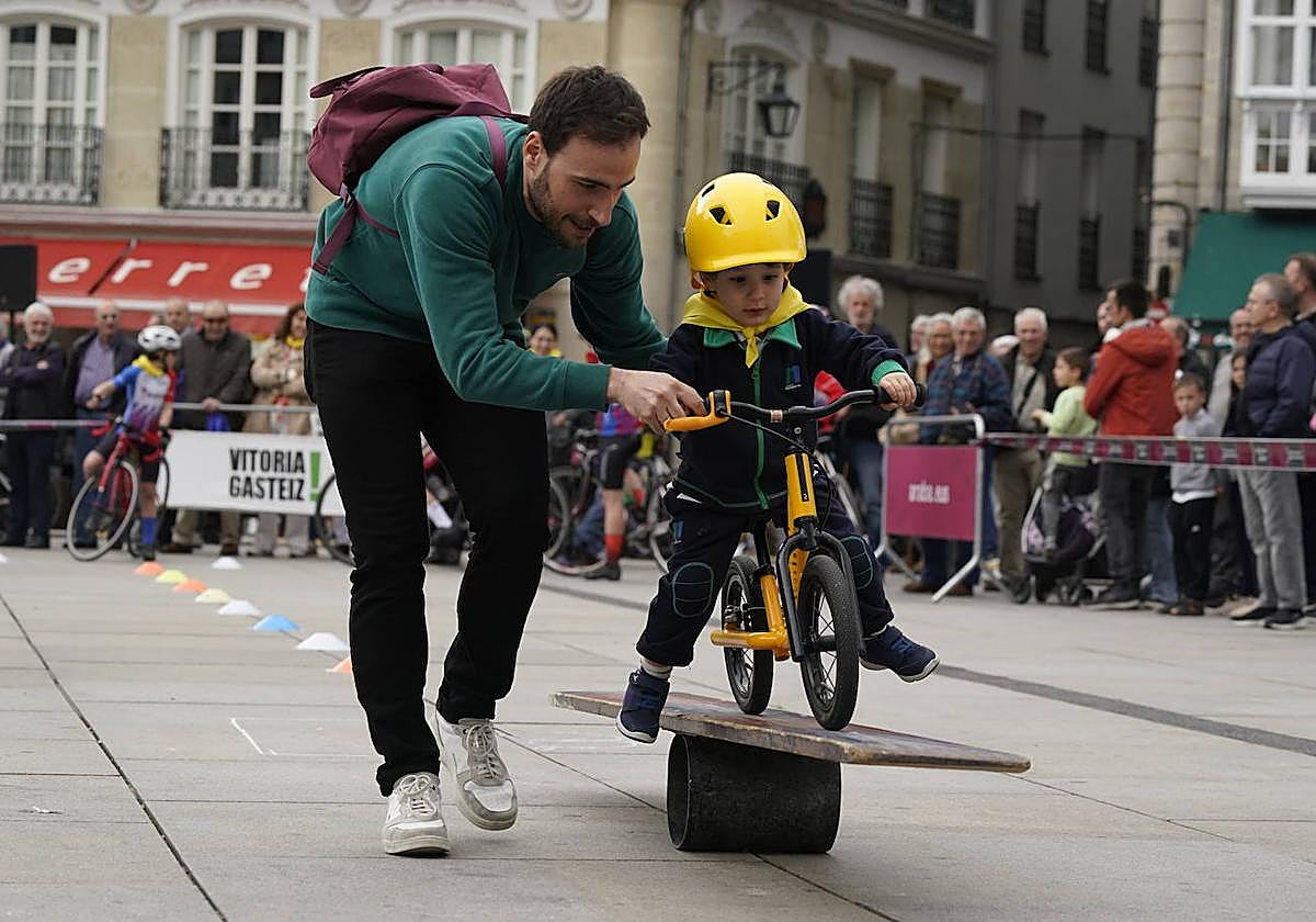 Un padre y su hijo durante una actividad previa al Tour en Vitoria.