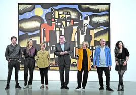 Miguel Zugaza y Edurne Ormazabal (en el centro), junto a los comisarios y los tres artistas que han creado una obra expresamente para este proyecto posan ante 'La creación del mundo, de Fernand Léger.