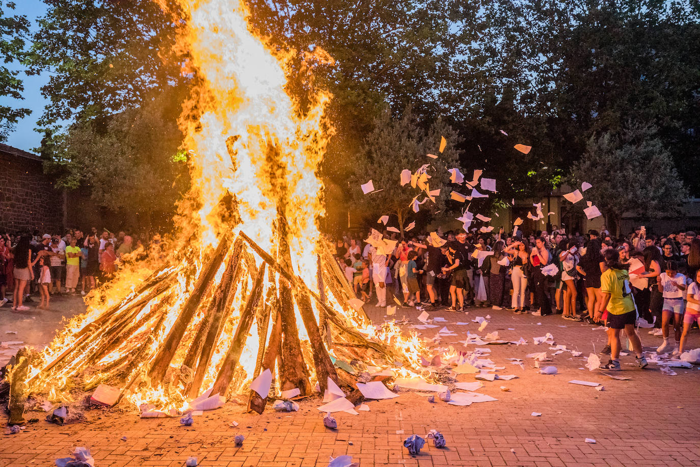 Vitoria celebra con hogueras la noche de San Juan