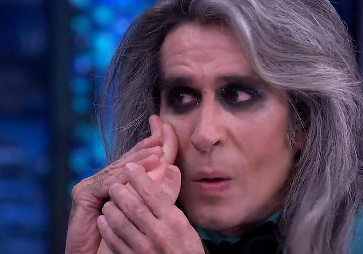 Mario Vaquerizo muestra la placa que le han colocado en el pómulo.