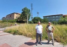 Miguel Manceras y Jesús Pocero, con sus casas al fondo y delante de los terrenos donde serán realojados.