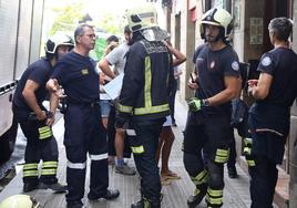 Bomberos inspeccionando el inmueble.