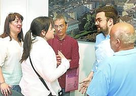 Pablo Gómez charla con parte del grupo municipal de IU- Podemos antes de un pleno.