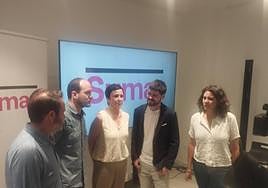 Lander Martínez, con americana, entre los candidatos de Sumar.