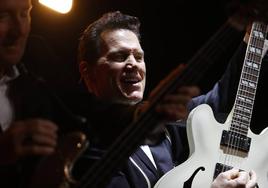 Chris Isaak durante el concierto.