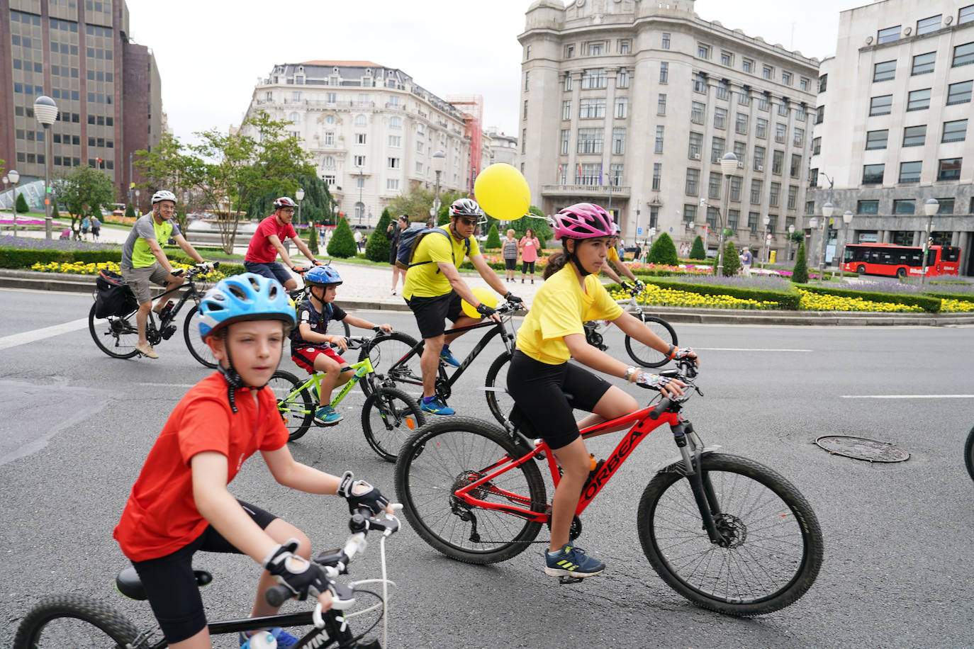 Cientos de familias disfrutan del BiziTour por Bilbao