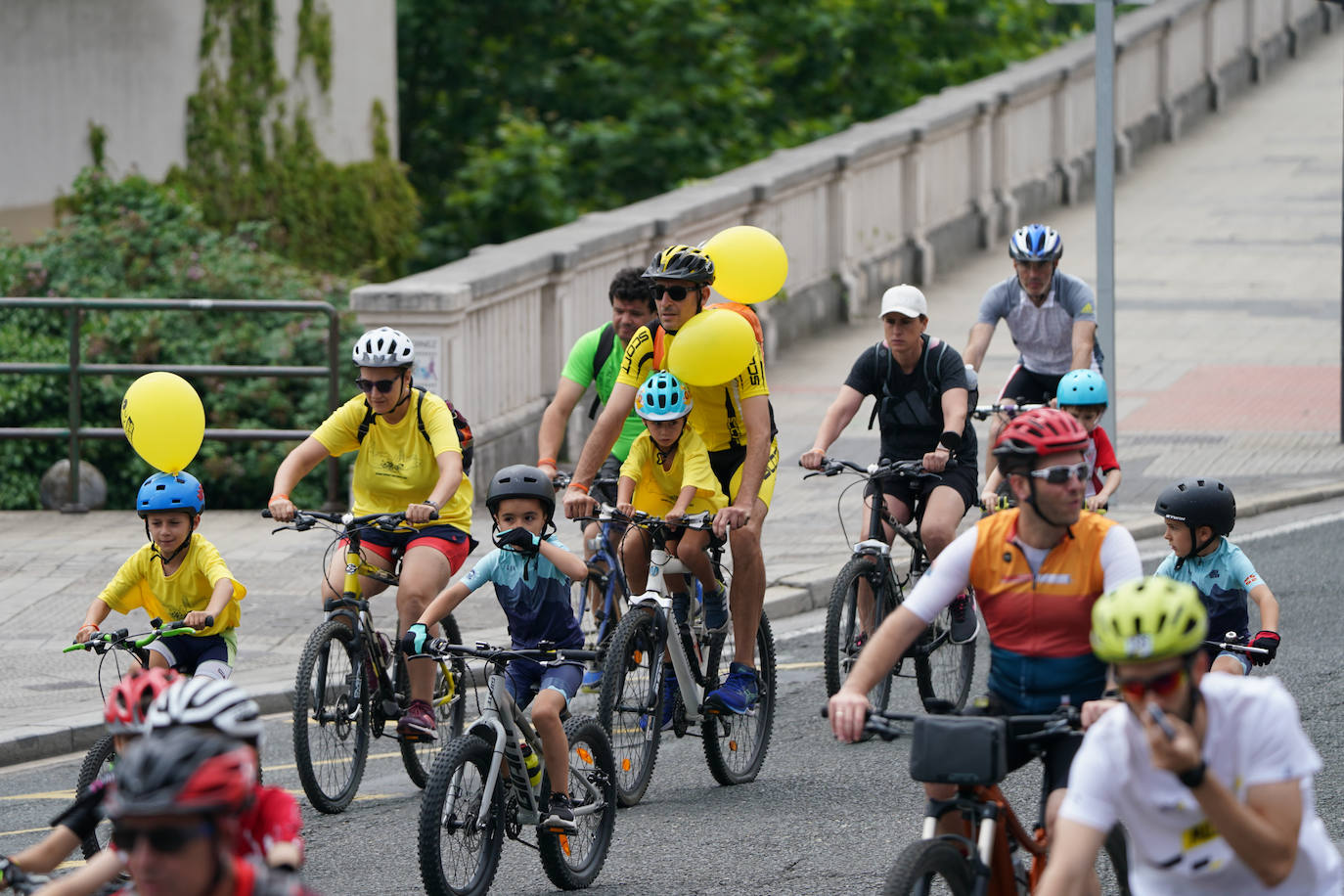 Cientos de familias disfrutan del BiziTour por Bilbao