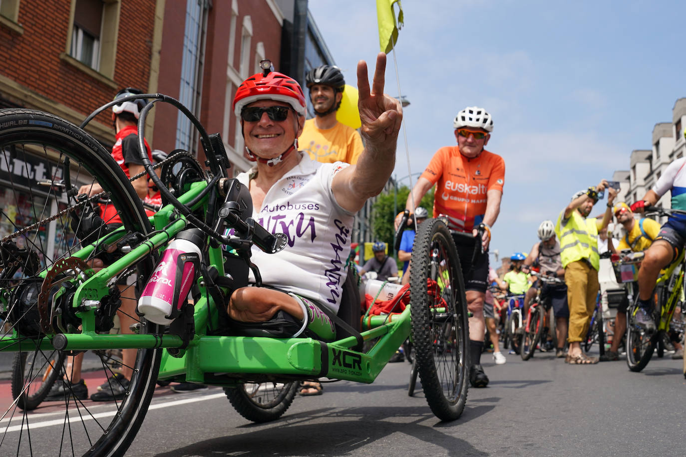 Cientos de familias disfrutan del BiziTour por Bilbao