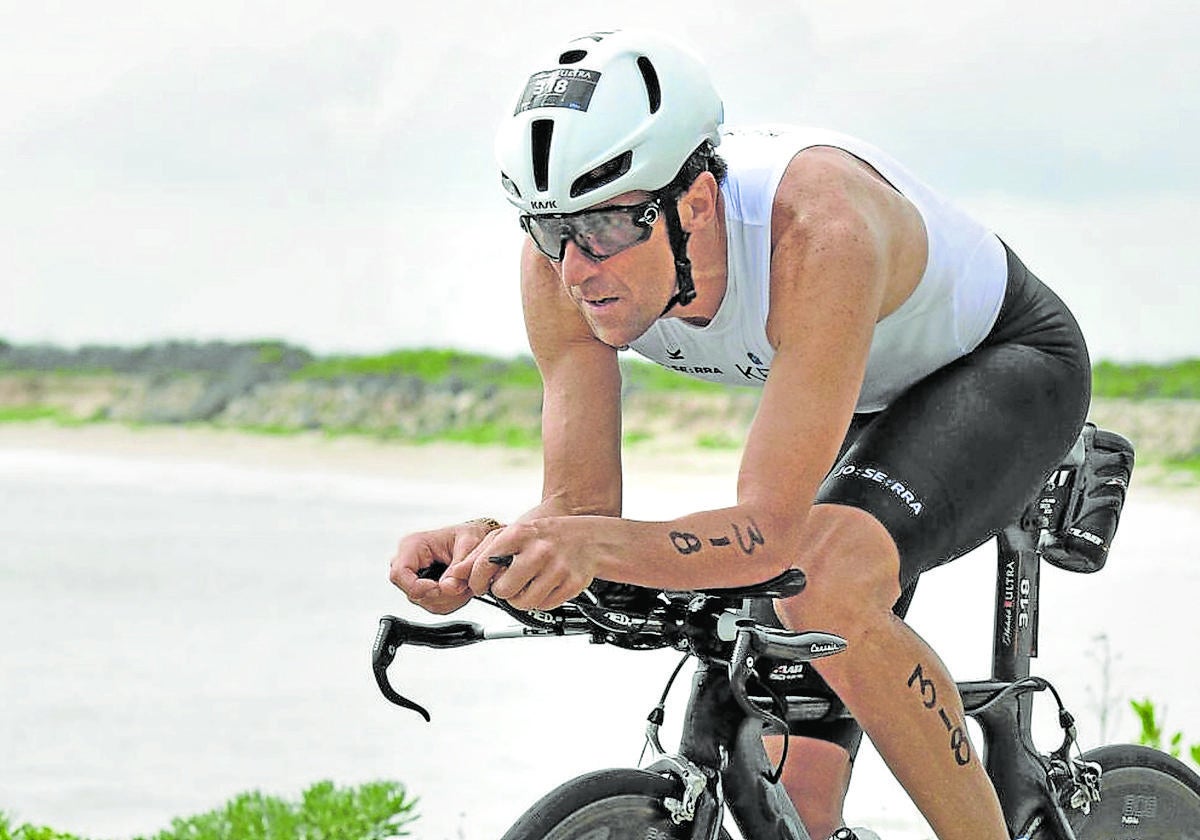 Joserra Callén durante la disputa de uno de los 28 Ironman que ha realizado a lo largo de su carrera. El oscense, esta vez, regresa a Vitoria como 'coach'.