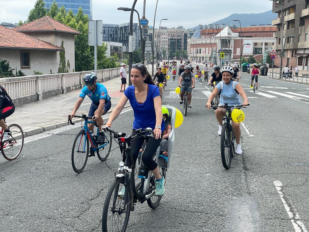 Cientos de familias disfrutan del BiziTour por Bilbao