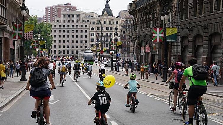 Cientos de cicloturistas calientan motores para celebrar la llegada del Tour a Bilbao