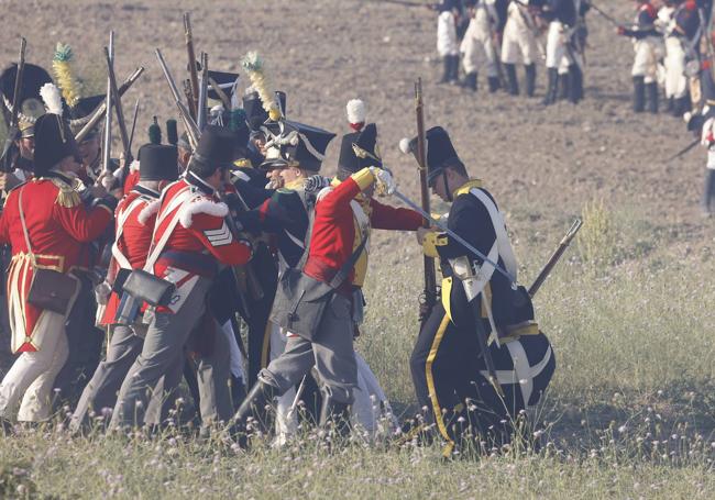 Soldados británicos pasan a cuchillo a un pelotón polaco leal a Napoleón.