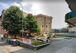 La plaza Armurulanda está en pleno centro de Amurrio, frente al Ayuntamiento.