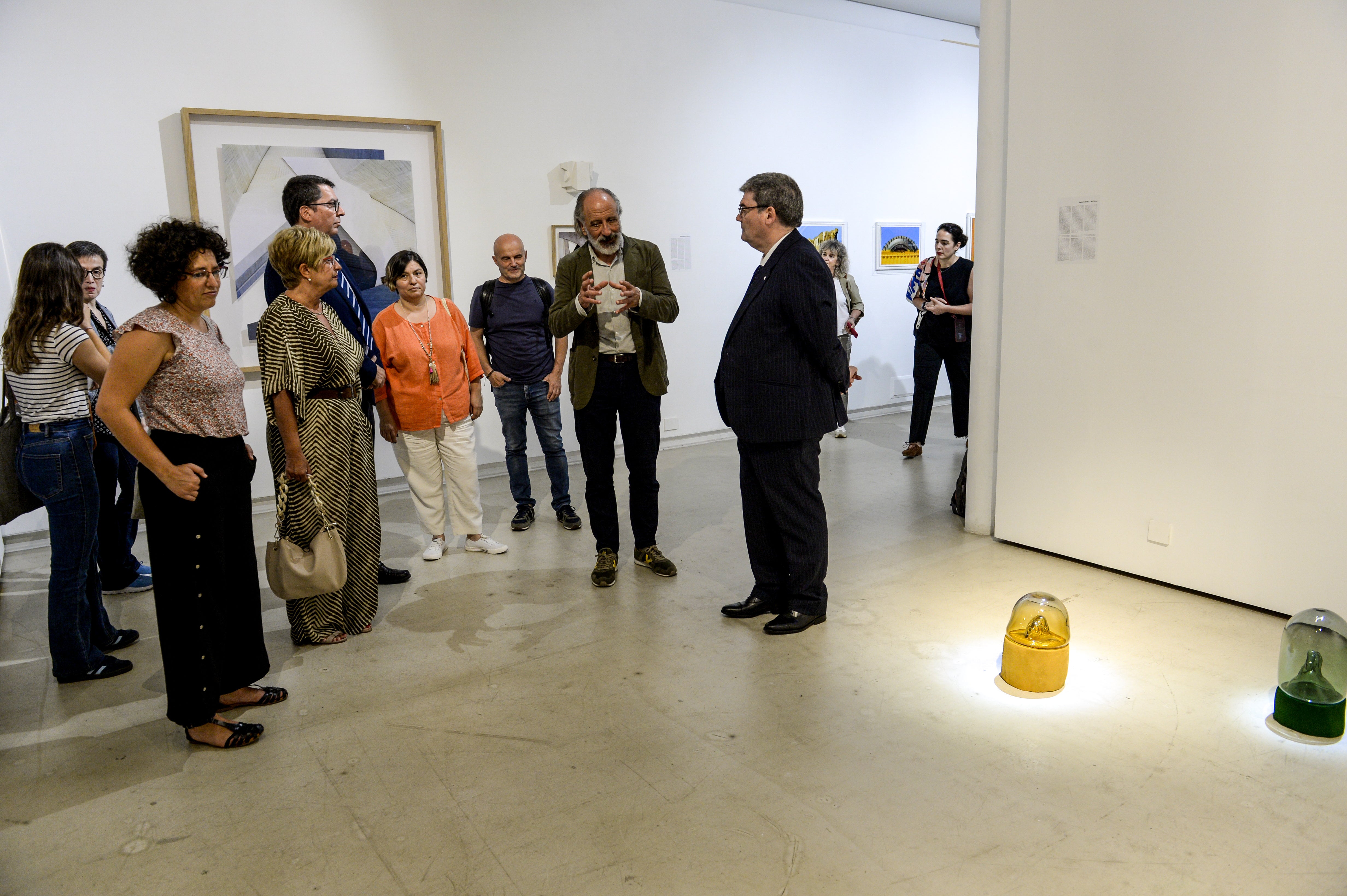 Javier Riaño, director de BilbaoArte, junto a Juan Mari Aburto, alcalde de Bilbao; el concejal de Cultura y Gobernanza, Gonzalo Olabarria; Itziar Urtasun, concejala de Fiestas y Adjunta a Cultura, así como representantes del Consejo de Administración y de la Corporación Municipal.