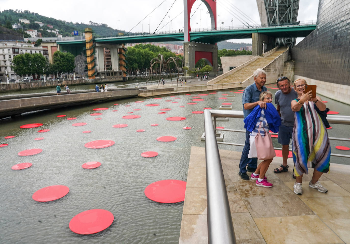 Los topos característicos de Kusama inundan el lago del museo.