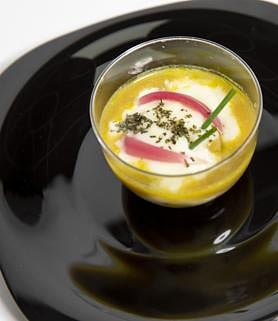 Imagen secundaria 2 - De arriba a abajo, Gurutze Madariaga, del Portalena, el pintxo 'Tximeleta' del Okela, y el 'Porkpu' de Gurutze.