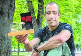 Eneko Llanos recoge el galardón Alavés del mes en el parque de El Prado.