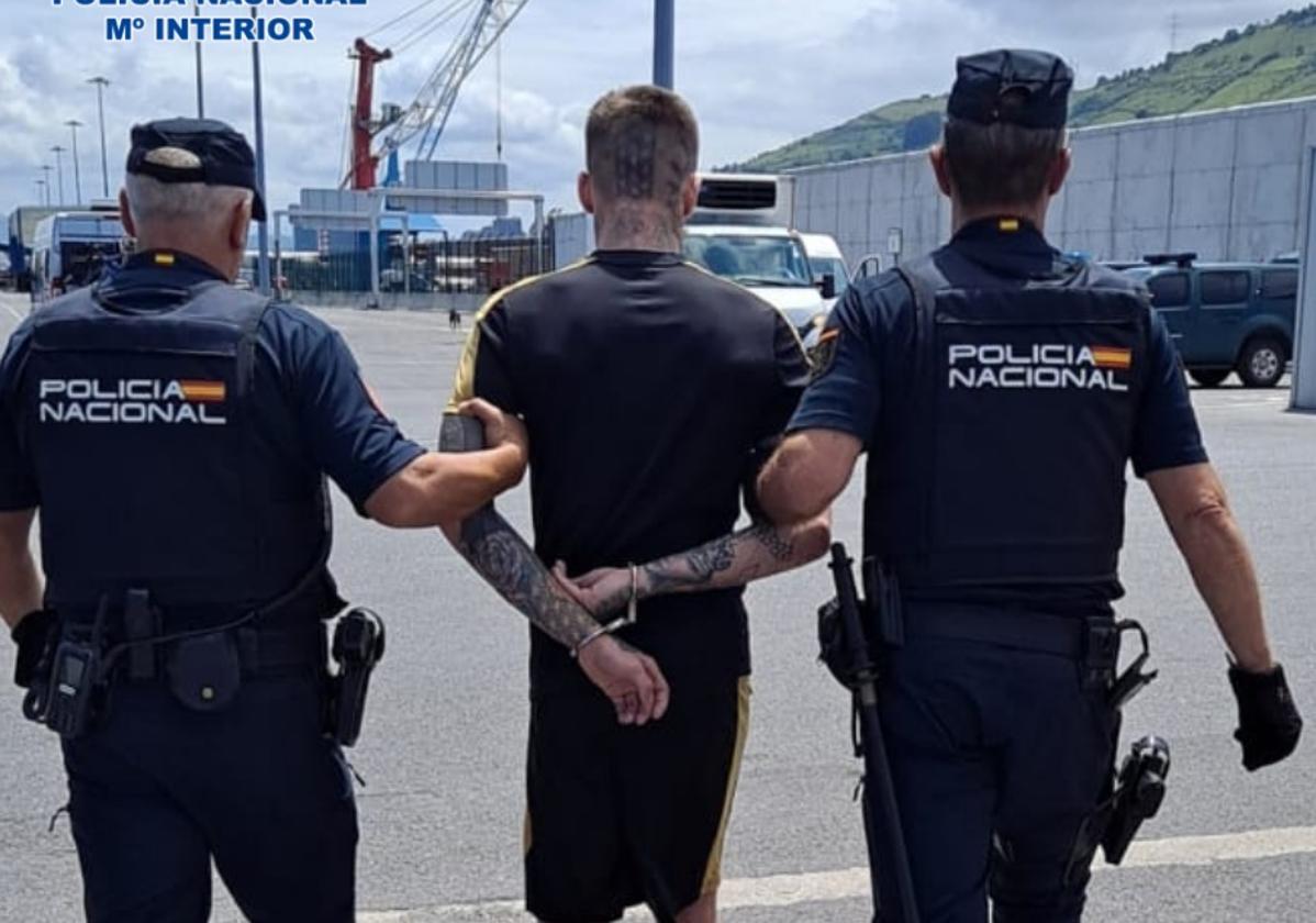 Detenido en el Puerto de Bilbao un hombre reclamado en Escocia por asaltar una vivienda y dar una paliza a su dueño