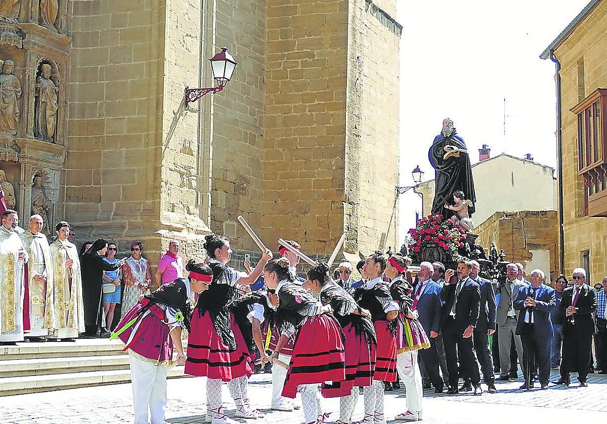 El Grupo de Danzas de San Vicente recibió con bailes la imagen de San Felices de Bilibio.