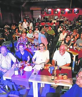 Imagen secundaria 2 - El 'equipo' de Mirajazz está formado por un grupo de grandes amigos. | La Fábrica de Tornillos es el escenario idóneo, pero se queda pequeña. | El ambiente relajado es buen aliado para disfrutar del jazz. 