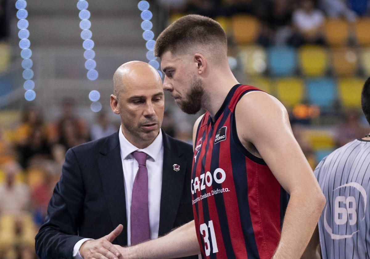 Saludo entre Joan Peñarroya y Rokas Giedraitis.