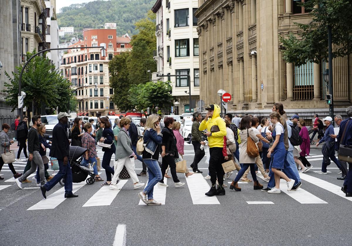 Tránsito de peatones en la Gran Vía de Bilbao.