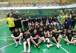 Los integrantes del Gure Talde Mahai Tenisa en el Polideportivo Zubialde de Portugalete.