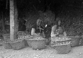 Mujeres 'chirteras' picando mineral en Kobaron hacia 1900.