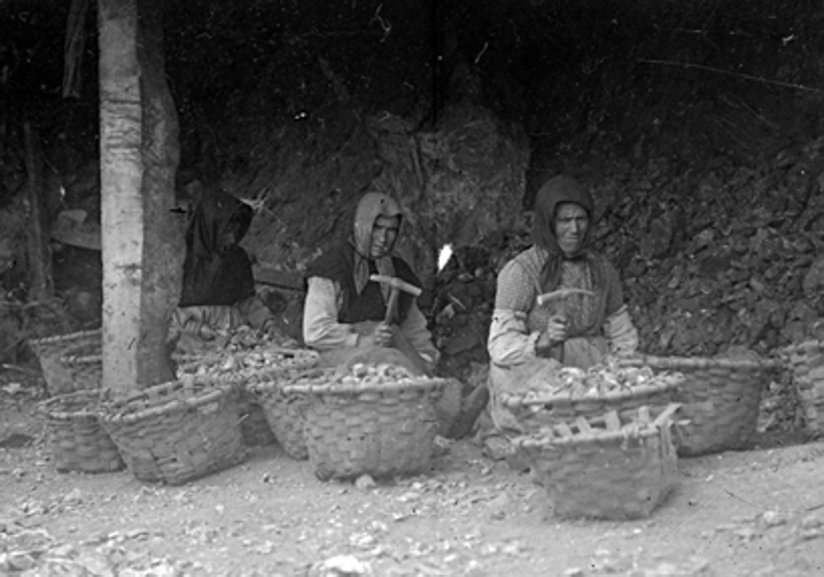 Mujeres 'chirteras' picando mineral en Kobaron hacia 1900.