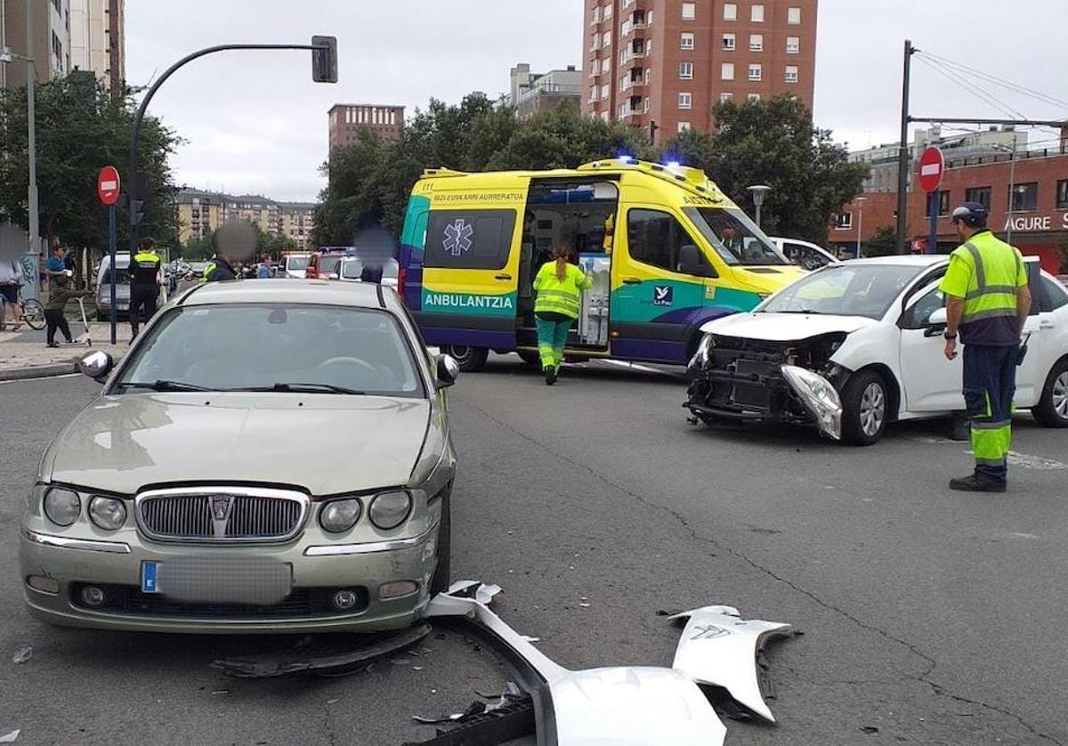 Los sanitarios han atendido en el lugar del accidente a las personas implicadas en el choque.