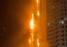 El fuego se ha propagado desde la planta 22 por todo el bloque de viviendas.