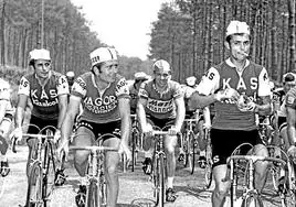 El Tarangu. José Manuel Fuente se fuma un pitillo en pleno asueto del pelotón. El asturiano ganó dos etapas del Tour y subió al tercer escalón del podio en 1973.