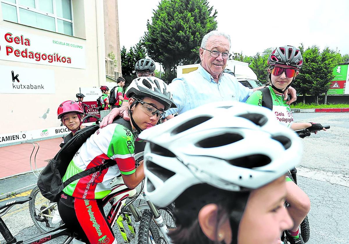 Con los futuros campeones. Miguel Madariaga va a cumplir 25 años al frente del Aula Pedagogikoa.