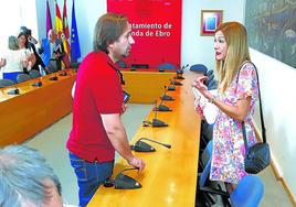 El portavoz del PP, Sergio Montoya, dialoga con Aitana Hernando.