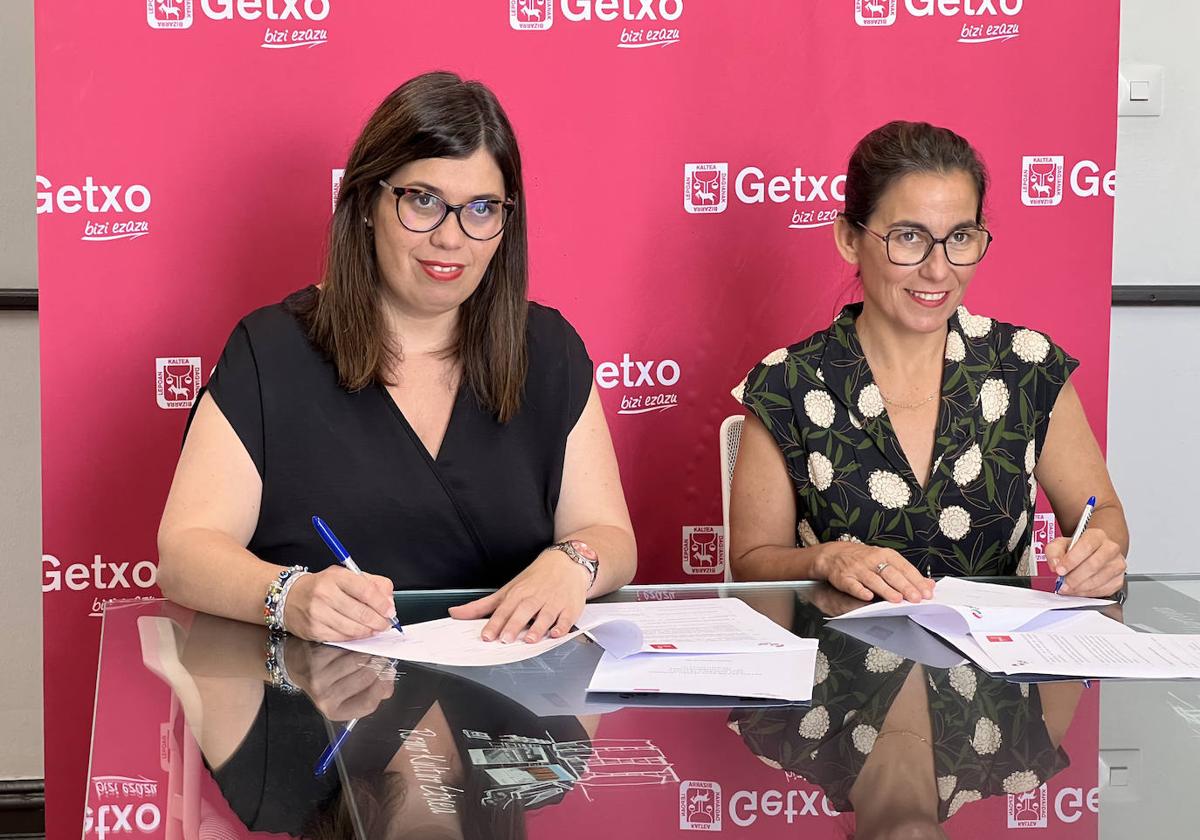 La socialista Carmen Díaz, a la izquierda, y Amaia Agirre, alcaldesa de Getxo, en la firma del acuerdo.